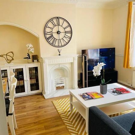 Superb And Comfortable 3Bd Home In Dagenham Buitenkant foto