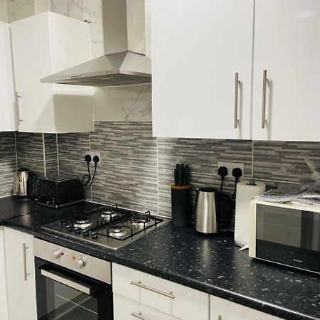Superb And Comfortable 3Bd Home In Dagenham Buitenkant foto