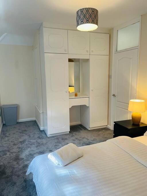 Superb And Comfortable 3Bd Home In Dagenham Buitenkant foto