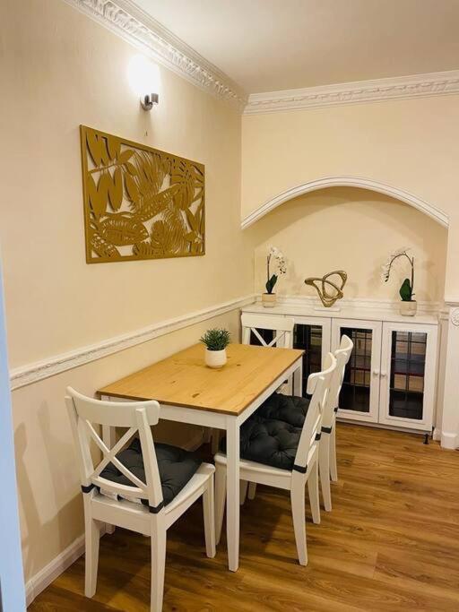 Superb And Comfortable 3Bd Home In Dagenham Buitenkant foto