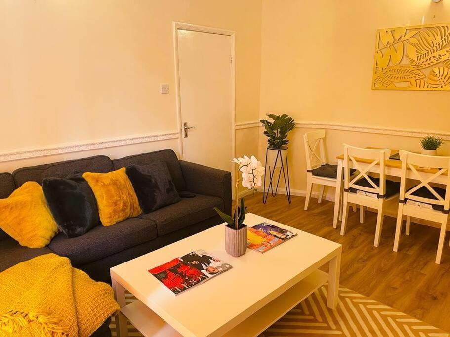 Superb And Comfortable 3Bd Home In Dagenham Buitenkant foto