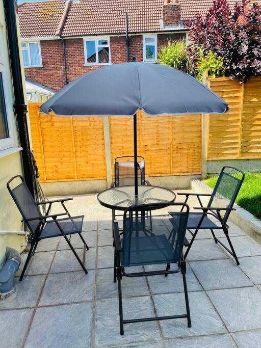 Superb And Comfortable 3Bd Home In Dagenham Buitenkant foto